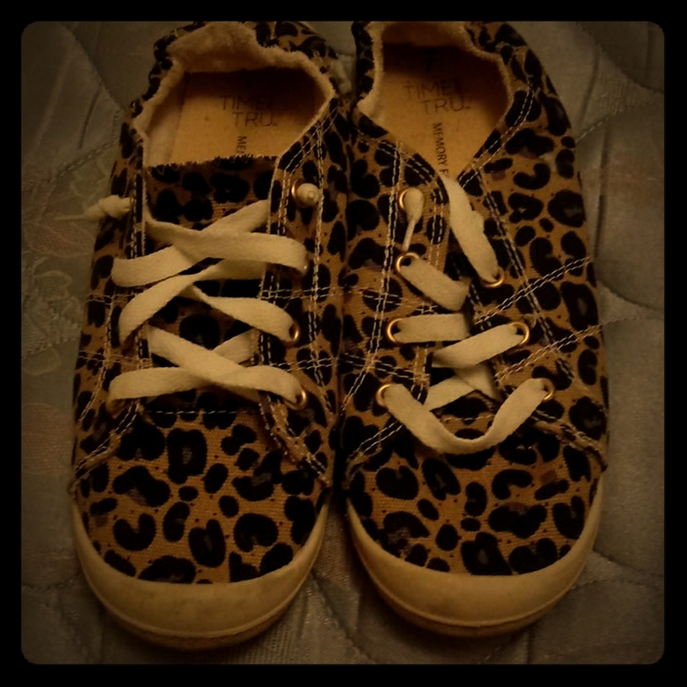 Cheetah print shoes that are a size 7.